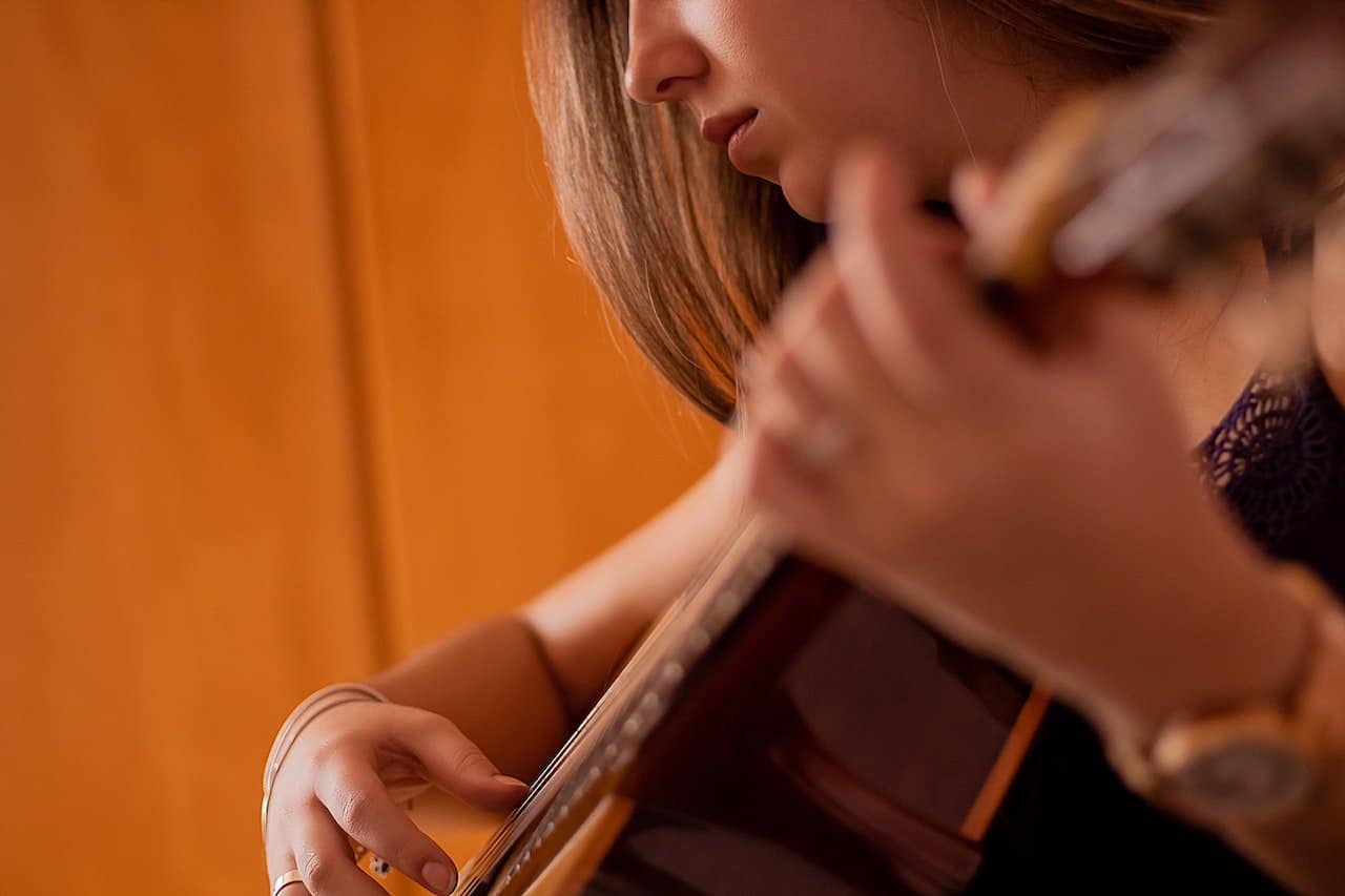 Минор поет. Play the Guitar 1200. Guitar photo Focus.